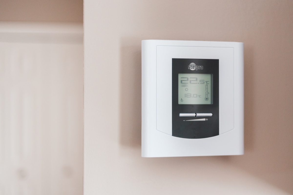 Thermostat monitoring an off-grid home in Spain